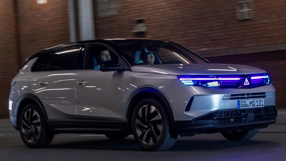 Γερμανικό SUV επικοινωνεί με τους πεζούς μέσω AI - Ποια μάρκα το έχει;